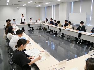 会議の冒頭挨拶をする市長