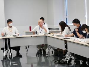 意見を述べる委員