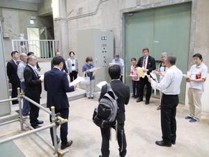 共保雨水ポンプ場を視察する委員の皆さん
