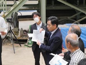 共保雨水ポンプ場の視察において委員の皆さんに説明する市職員