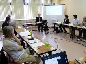 会議室に戻って会議する様子