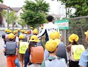 校門で登校してきた児童たちに挨拶をする市長