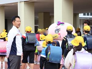 校門で登校してきた児童たちに挨拶をする市長