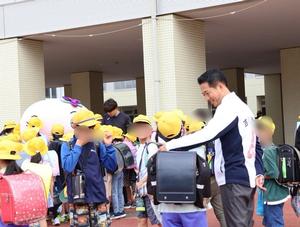 なまりんとともに挨拶運動をする市長