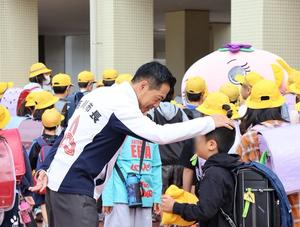 なまりんとともに挨拶運動をする市長