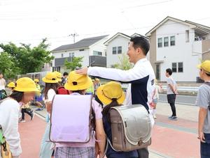 児童の頭を撫でて挨拶をする市長