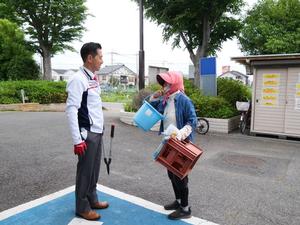 市長に声をかける参加者