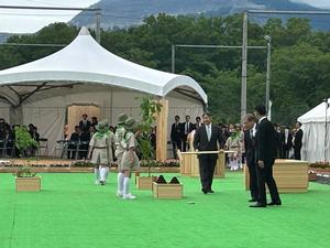 天皇陛下が植樹される場面