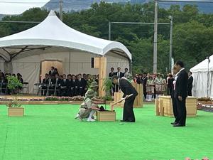 天皇陛下が植樹される場面