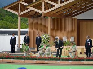 天皇陛下が植樹される場面