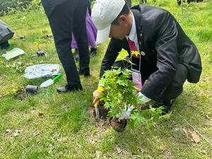 中原市長が植樹する様子