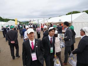 会場内を稲葉議長と移動する市長
