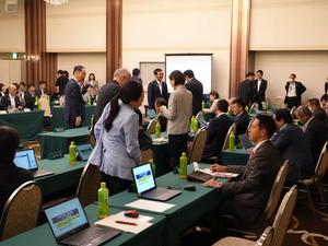 他団体の市長と話をする中原市長