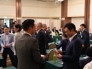 他団体の市長と話をする中原市長