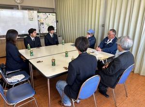 美南高校の皆さんと林さんがコーワプラAスさんを訪れたときの写真