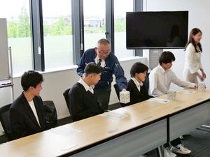 出来上がったもみ殻カップを美南高校の皆さんと林さんに配るコーワプラス塩入社長