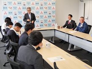 完成したもみ殻カップをじっくり見つめる美南高校の皆さんと林さん