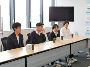 もみ殻カップの製作への思いを語る美南高校の皆さん