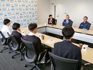 美南高校の皆さんと林さんに話をするコーワプラス塩入社長