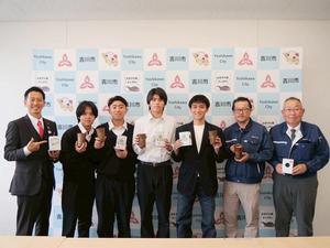 完成した全国植樹祭用のもみ殻カップを手に市長、コーワプラス塩入社長、加瀬課長、林さん、美南高校の皆さんとの記念撮影