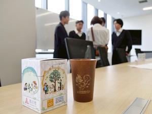 記者の取材を受ける美南高校の皆さんと林さん