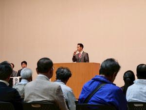 壇上で挨拶をする市長