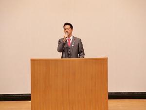 壇上で挨拶をする市長