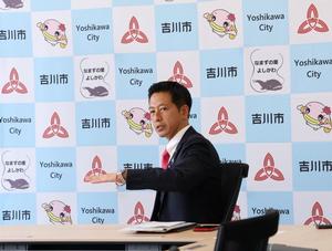 説明をする市長