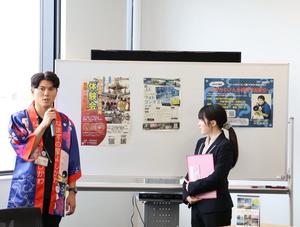 八坂祭りについて説明をする職員