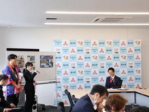 八坂祭りについて説明をする職員