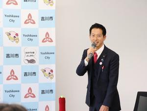 感謝の言葉を述べる市長