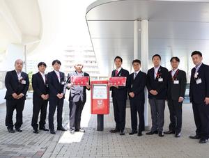 市役所のポストを囲んで市長と郵便局長の皆さんとの記念撮影