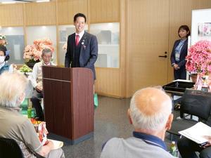 祝辞を述べる市長