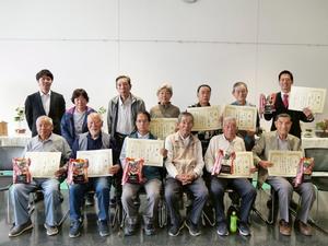 表彰式参列者の皆さんと記念撮影する市長と議長