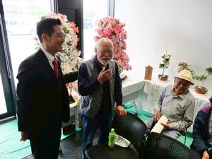 受賞者と談笑する市長