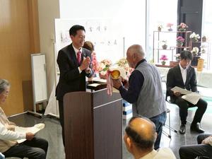 トロフィーを授与する市長