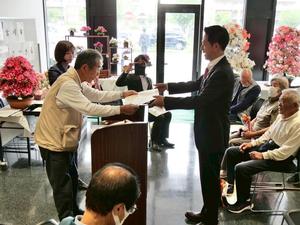 会長賞を授与される市長
