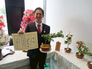 出品したさつきと賞状を持って記念撮影に応じる市長
