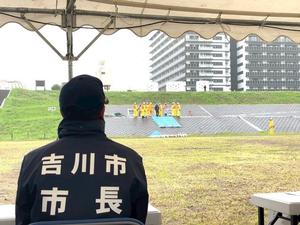 訓練を見守る中原市長