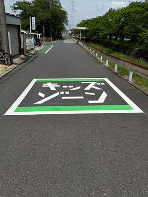 キッズ・ゾーンの路面標示の写真