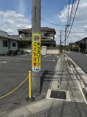 キッズ・ゾーンの電柱幕の写真