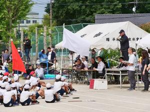 開会式で朝礼台から挨拶をする校長先生