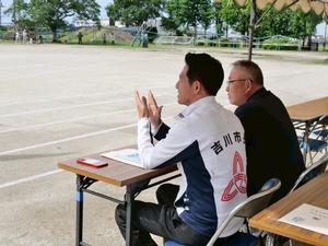 本部テントから拍手を送る市長