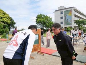 校長先生におじぎをして挨拶をする市長