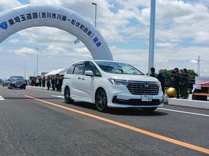 通り初めにてエアーアーケードを通り抜ける吉川市の市長車