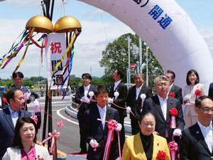 開披したくす玉を見る市長