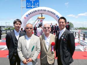 来場の交通安全協会の方々と稲葉議長と記念撮影をする市長