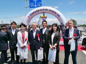 吉川市議会議員の方々と記念撮影をする市長