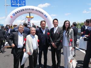 他団体の議員などと記念撮影をする市長