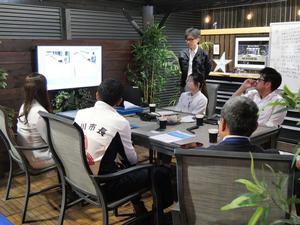 説明映像を見る市長ら